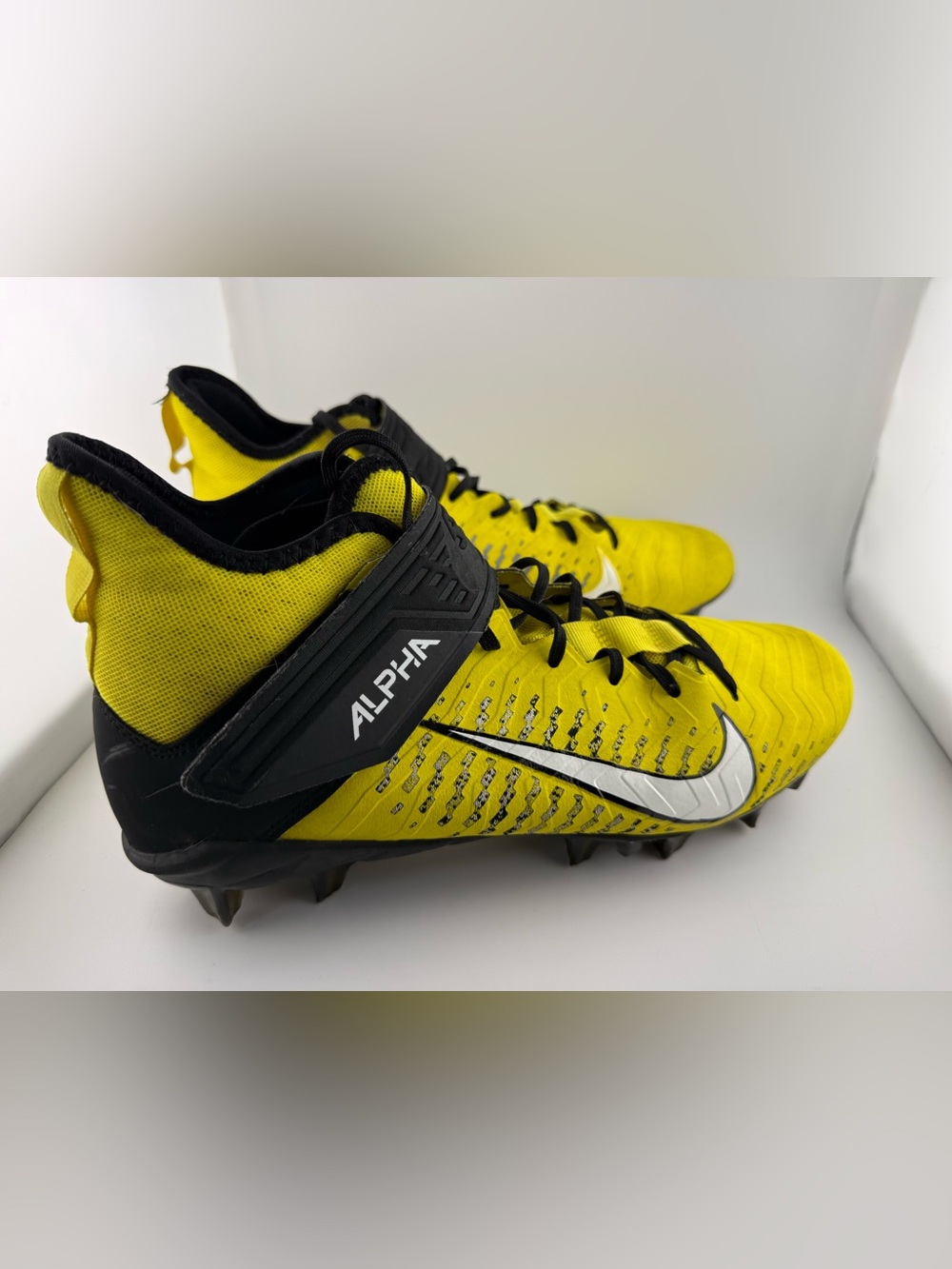 Nike Alpha Menace Pro 2 Mid football cleats Size 8.5 Adult